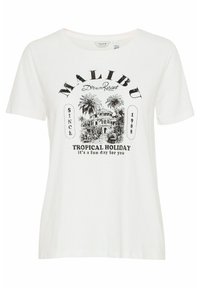 T-shirt en coton blanc avec un motif graphique représentant une scène tropicale avec des palmiers, un bâtiment et le texte : "Malibu Dream Resort" et "Tropical Holiday."
