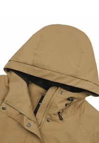 Giacca parka beige con cappuccio foderato, zip frontale e chiusure a pressione. Presenta cordini regolabili e una texture liscia e resistente all'acqua.