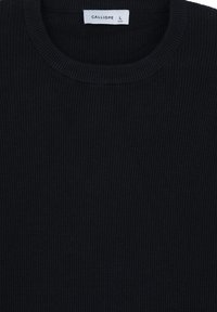 Dunkelblauer Strickpullover mit gerippter Textur, rundem Halsausschnitt und einem Etikett "CALLIOPE" mit Größe L, das ein einheitliches Design zeigt.