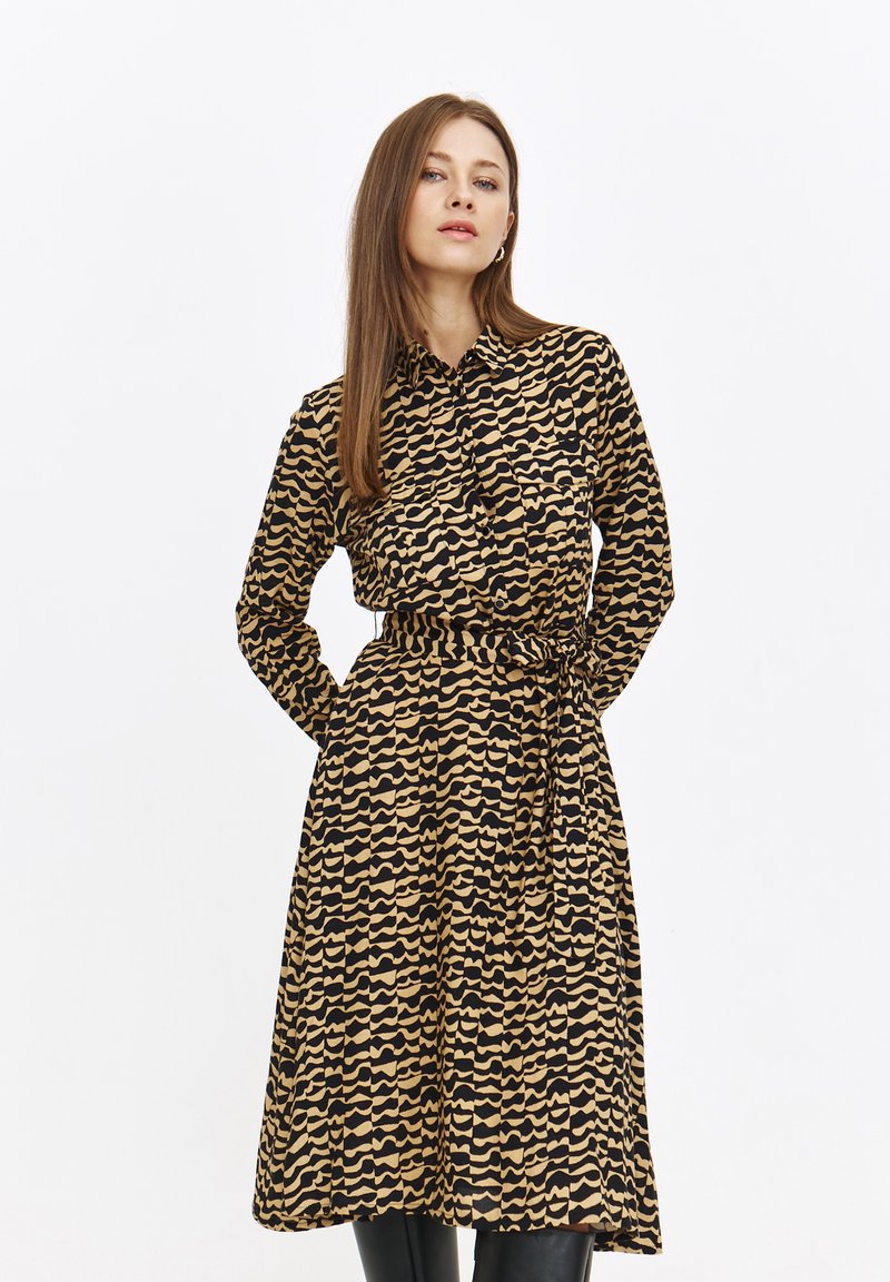 Langärmliges, schwarz-beige gemustertes Hemdkleid mit einem taillierten Gürtel, glattem Stoff, Kragen und durchgehender Knopfleiste.