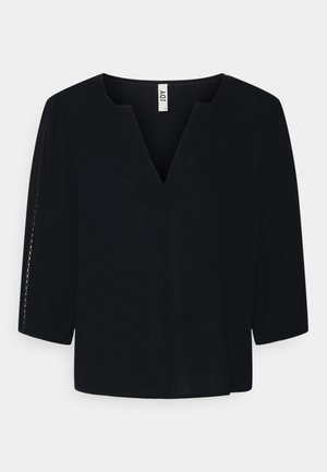 Blouse noire avec un décolleté en V, manches trois-quarts et tissu subtilement texturé, présentée sur un fond clair.