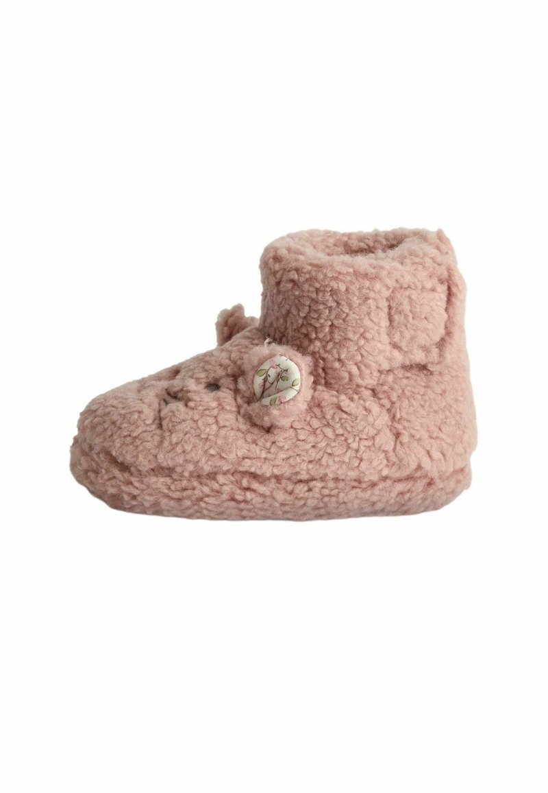 Rosa, fluffig toffel med en mjuk och strukturerad framtoning. Har en rund tå, kort mudd och en dekorativ knapp på sidan.