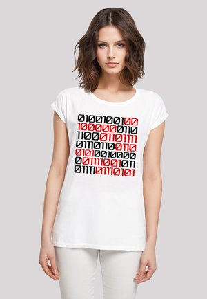 Weißes Baumwoll-T-Shirt mit einem digitalen Binärmuster in Schwarz und Rot auf der Vorderseite, mit einer lockeren, entspannten Passform und hochgekrempelten Ärmeln.