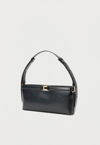 Μαύρη δερμάτινη τσάντα χειρός με ομαλή υφή, ορθογώνιο σχήμα, χρυσούς μεταλλικούς κρίκους και κοντό λουράκι με ρυθμιζόμενο μήκος.