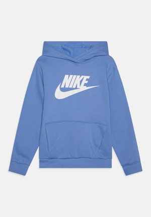 Niebieska, długorękawowa bluza Nike z kapturem, z kieszenią z przodu oraz białym logo Nike i symbolem Swoosh na piersi, na białym tle.