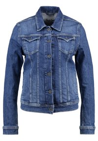 Chaqueta de mezclilla azul con un collar clásico, cierre de botones, dos bolsillos en el pecho y mangas largas con detalles en los puños. Textura suave.