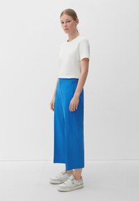 s.Oliver MIT HIGH RISE - Broek - royalblau