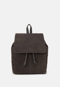 Czarny plecak zamszowy w ciemnoszarym kolorze, z klapką, detalami w postaci sznureczka oraz górnym uchwytem. Gładka faktura z tonalnymi przeszyciami.