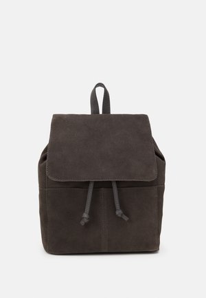 Donkergrijze suède rugzak met een flap sluiting, trekkoorddetail en een bovenhandgreep. Soepele textuur met ton sur ton stiksels.