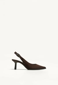 Ruske slingback pumpe s oštrim nožnim prstom i uskim potplatom. Materijal gornjeg dela izgleda mekano, s malim podesivim detaljem kopče na traku.