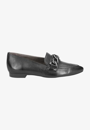 Mocassin en cuir noir avec bout pointu et détail d'une grosse chaîne argentée sur le devant, semelle plate et texture lisse.
