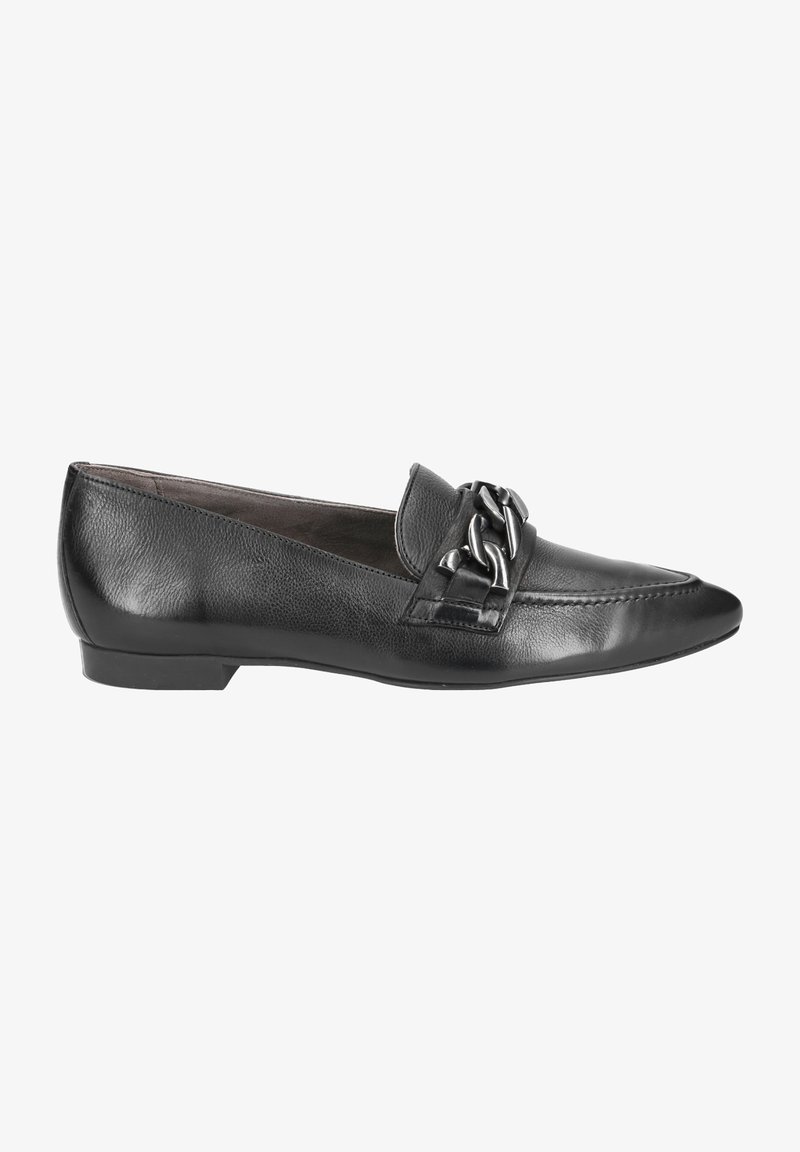 Mocassin en cuir noir avec bout pointu et détail d'une grosse chaîne argentée sur le devant, semelle plate et texture lisse.