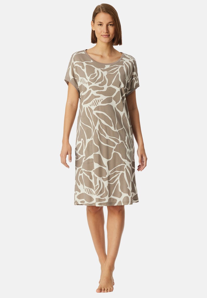 Vestido de manga corta, hasta la rodilla, en color topo con un estampado floral blanco. Tela suave y corte relajado, con un escote amplio.