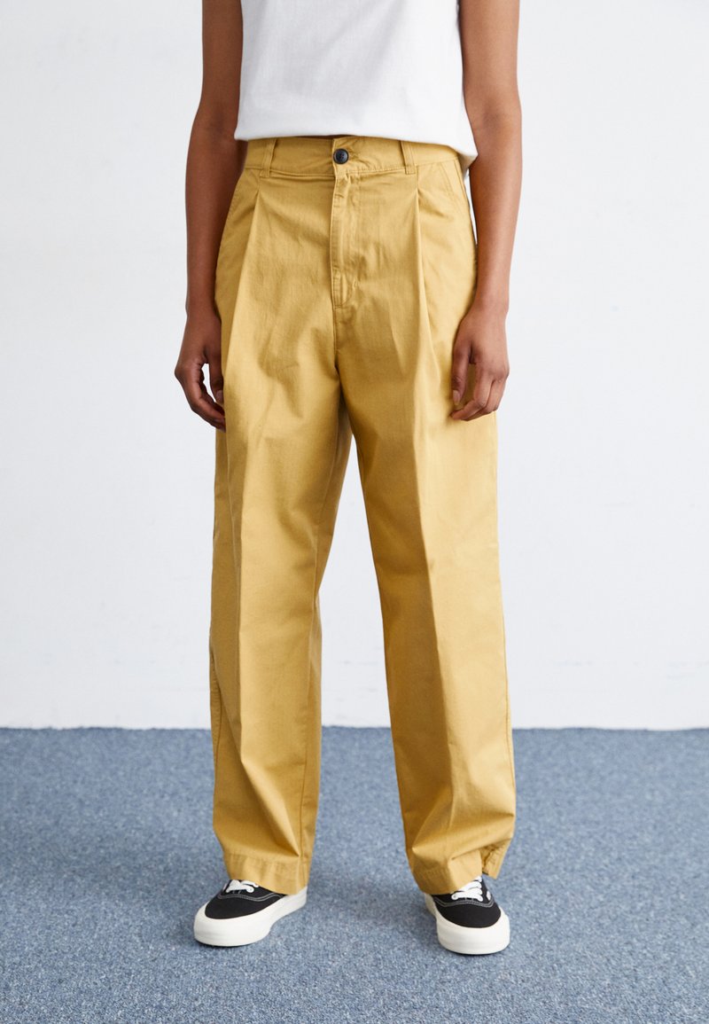 Carhartt WIP - BREXLEY PANT - Tygbyxor - bourbon, Förstora