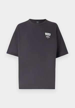 Tumeda halli lühikeste varrukatega Levi's T-särk ümmarguse kaelusega ja väikese valge logoga vasakul rinnal, millel on kiri "Levi's Freshness Guaranteed".