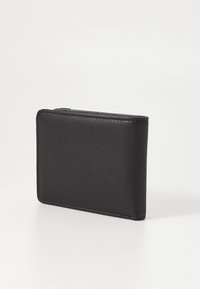 Cartera de piel negra con una textura suave, forma rectangular y bordes cosidos. Presenta un perfil delgado, adecuado para un fácil almacenamiento.