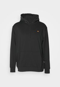 Felpa nera con cappuccio e zip a quarter, tasca anteriore e un piccolo logo rosso e giallo sul petto. Texture liscia, design casual.