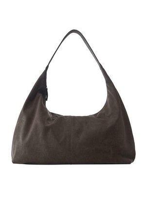 Borsa hobo in morbida pelle marrone scuro con una tracolla larga singola e un dettaglio di cucitura centrale sottile su sfondo bianco.