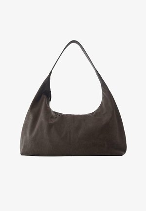 Borsa hobo in morbida pelle marrone scuro con una tracolla larga singola e un dettaglio di cucitura centrale sottile su sfondo bianco.