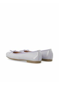 Des ballerines plates en cuir lavande clair avec un bout rond, un accent en nœud et une finition texturée. La semelle est minimale et de couleur marron clair.