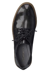 Scarpa stringata in vernice nera con punta arrotondata, superficie testurizzata e suola in gomma marrone chiaro. Nome del marchio visibile all'interno.