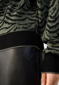 Scotch & Soda V NECK - Striktrøje - thyme