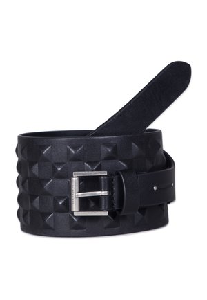 Zwarte leren riem met verhoogd vierkant studs patroon en zilverkleurige metalen gesp, opgerold met één uiteinde omhoog gestrekt.