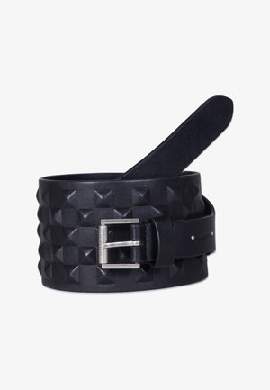 Cinturón de cuero negro con patrón de tachuelas cuadradas en relieve y hebilla de metal plateado, enrollado con un extremo extendido hacia arriba.