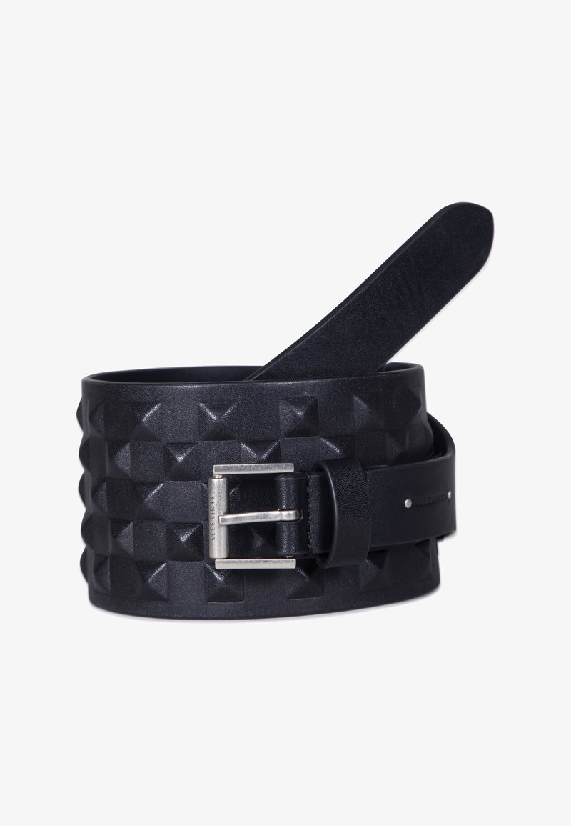 Ceinture en cuir noir avec motif à clous carrés en relief et boucle en métal argenté, roulée avec une extrémité étendue vers le haut.