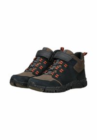 Scarpe da escursionismo alte in marrone scuro e nero. Caratterizzate da dettagli arancioni, un cinturino in Velcro e una suola in gomma testurizzata con una finitura marezzata.