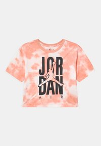 Kortut t-shirt i orange och vit batik med svart "JORDAN AIR" grafik och silhuettlogotyp. Mjuk bomullstyg, rund halsringning.