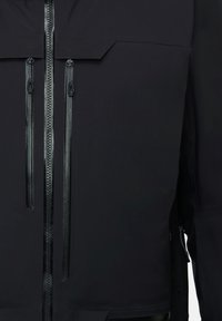Schwarze Jacke mit glatter Textur, doppeltem Reißverschluss, schräger Klappentasche und eleganten Designelementen.