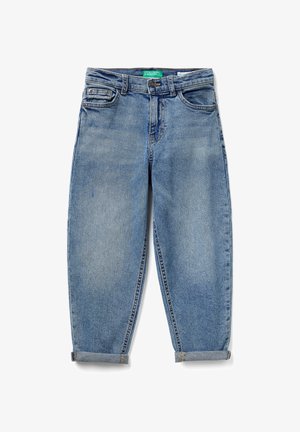 Vaqueros de mezclilla azul claro con bajos doblados, diseño de cinco bolsillos, cierre de botón y cremallera, y etiqueta verde de "United Colors of Benetton" en el interior.