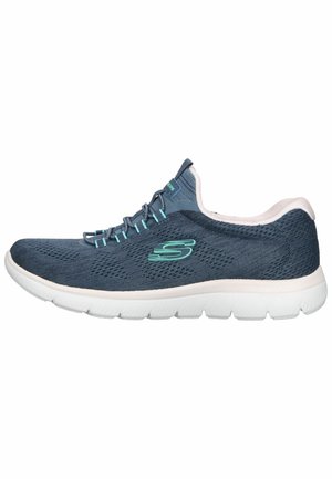 Chaussure de sport en mesh bleu marine avec semelle blanche, logo « S » bleu clair sur le côté et passants de lacets bleu clair, conçue pour une tenue décontractée.