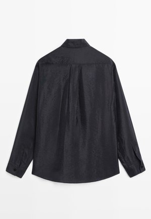 Schwarzes Langarmhemd mit subtil gemustertem Strukturmuster, von hinten gezeigt, mit spitzem Kragen und geknöpften Manschetten.