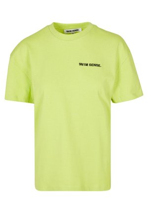 Neoonroheline puuvillane T-särk lühikeste varrukatega ja ümarate kaelustega. Rinnal on must tikandit tekst "9N1M SENSE.".