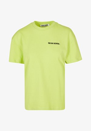 Neoonroheline puuvillane T-särk lühikeste varrukatega ja ümarate kaelustega. Rinnal on must tikandit tekst "9N1M SENSE.".