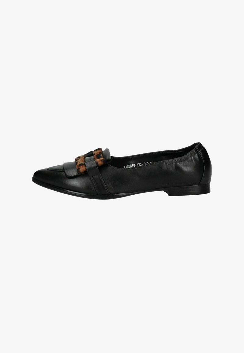 Ballerine in pelle nera con punta appuntita, caratterizzate da un accento in stampa leopardata e una cintura decorativa sul davanti. Tacco basso e solido.