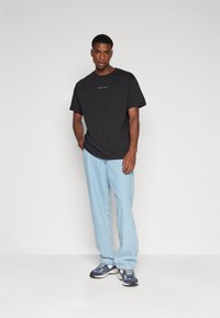 Tommy Jeans NEW CLASSICS TEE - Paprasti marškinėliai - black