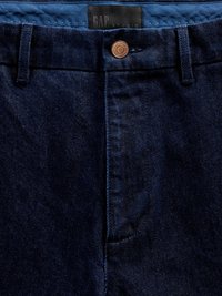 Σκούρα μπλε παντελόνια τζιν με λείο υφή, με ένα μπρούντζινο κουμπί και ετικέτα GAP Studio. Κλασικός σχεδιασμός με πέντε τσέπες.