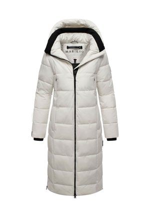 Lange witte pufferjas met een capuchon, voorzien van een rits aan de voorkant, een геquiltde textuur en zwarte accenten rond de capuchon en manchetten.