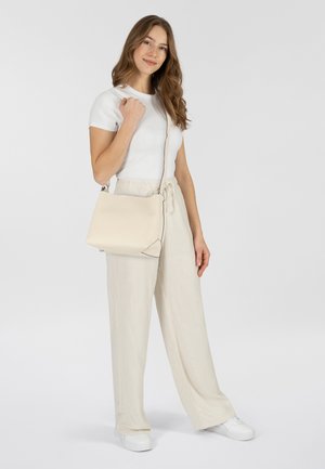 Borsa a tracolla in pelle beige con un design minimalista, caratterizzata da una forma pulita, cuciture sottili e una tracolla rimovibile.