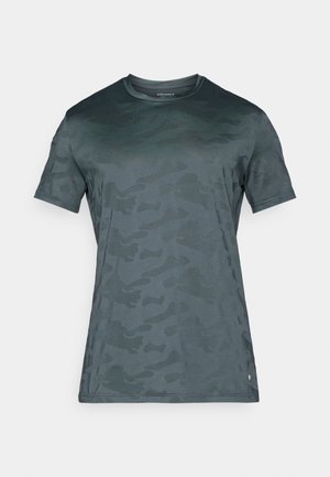 Majica kratkih rukava u tamnosivoj boji s suptilnim uzorkom kamuflaže, izrađena od prozračnog materijala; ima okrugli izrez i ravne šavove.