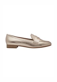 Mocassins en cuir métallique doré avec un talon plat, présentant un bout arrondi et une sangle décorative sur le devant. Texture de cuir lisse.