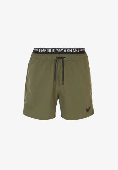 Bañador de color verde oliva con cinturilla elástica negra que presenta la marca "EMPORIO ARMANI", cierre con cordón y detalle del logo.