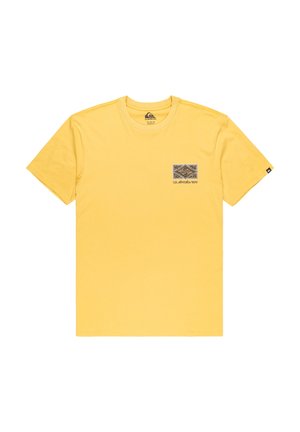 Camiseta amarilla de manga corta de Quiksilver con un pequeño logo oscuro y texto en el lado izquierdo del pecho y una pequeña etiqueta de logo en la manga izquierda.