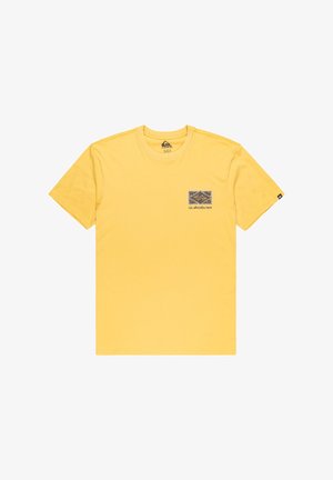 Gul t-shirt med kort ärm från Quiksilver med en liten mörk logotyp och text på vänster bröst samt en liten logotagg på vänster ärm.