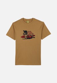 T-shirt en coton marron avec un motif d'un chien tenant une planche de surf et le texte "Plus doux, meilleur, plus lent, plus long." Manches courtes, col rond.