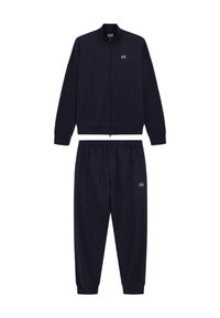 Chaqueta con cremallera de color azul marino y pantalones jogger de cintura elástica a juego, con logotipos de EA7 en el pecho y el muslo, presentados sobre un fondo blanco.