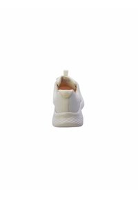 Zapatilla deportiva blanca con un upper de textil suave, parte trasera redondeada, suela texturizada y una pequeña lengüeta en el talón para facilitar el calzado.